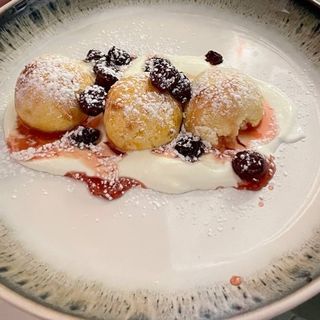 Сирники з вишневим конфітюром і сметаною  (210г)