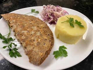 Creier la capac cu piure și salata de varza