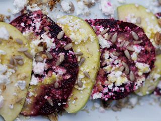 Салата с червено цвекло и ябълки (350г)