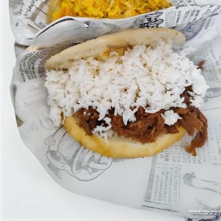 Arepa De Mechada Y Queso Blanco