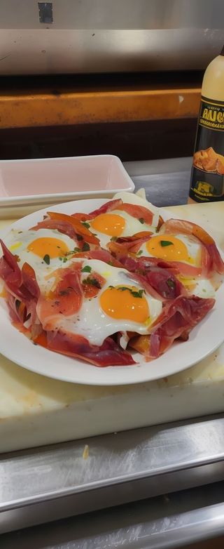 Ración de huevos rotos con jamón