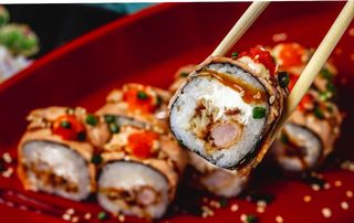 Uramaki De Salmón Roll En Tempura (8 Pzs.)
