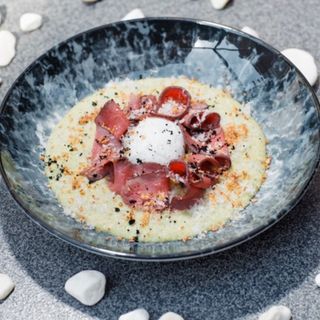 Пшенична каша з песто, яйцем пашот та ростбiфом