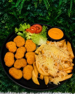 Nuggets de pui cu cartofi prăjiți