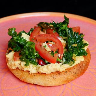 Drożdżówka z hummusem i sałatką