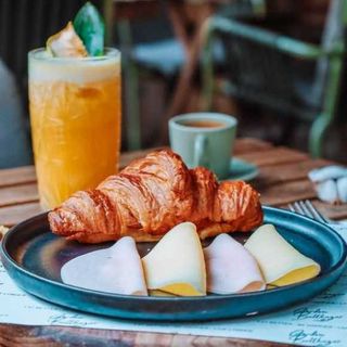 Croissant Misto + Sumo do Dia + Café