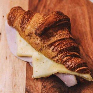 Croissant C/ Queijo e Fiambre