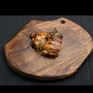 Пилешка пържола от бут с бира и къри (200г)