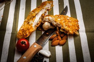 Șnițel de pui cu fulgi de porumb și migdale