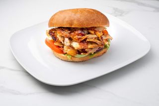 Kebab na grubym cieście z grillowanym serem