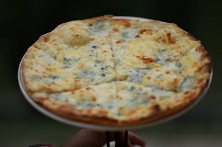 Პიცა ოთხი ყველი