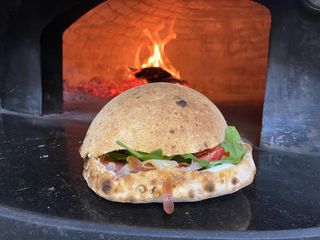 Porchetta, rucola, pomodorini e stracciatella