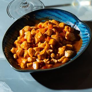 Pollo con peperoni e noccioline