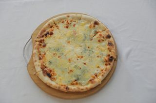 პიცა 4 ყველით