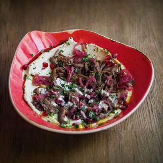 Hummus z szarpaną wołowiną