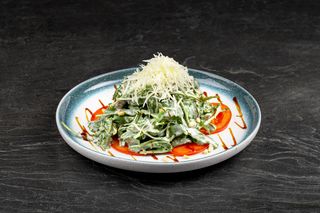 Салат с языком и рукколой (250г)