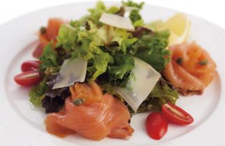 74. insalata con pesce misto