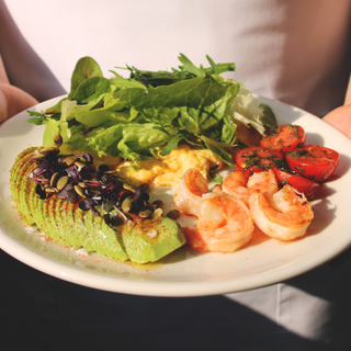 Скрембл з тигровими креветками і авокадо