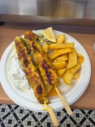 Souvlaki z kurczaka na talerzu