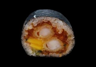 Futomaki krewetka w tempurze z tatarem z łososia 6 szt.