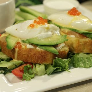 Бриошь с семгой, яйцом пашот и авокадо