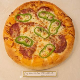 Пица със салам и пресен пипер