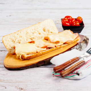 Bocadillo de lomo frito con queso