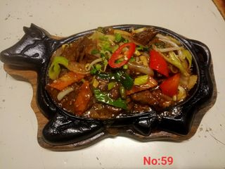 Wołowina na gorącym żeliwie po tajlandzku