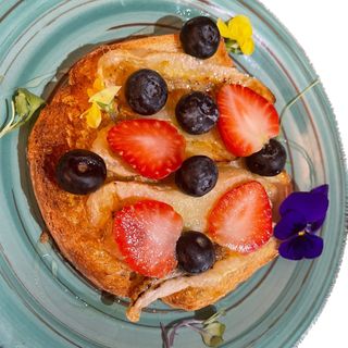 Tostada de banana caramelizada, frutos rojos y miel (2 Uds.)