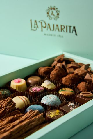 Caja Joya Verde Formato Mediana De Chocolates Surtidos