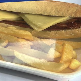 Menú Bocata De Bacon Y Queso y alioli Papas Fritas O Papas Deluxe Y Bebida