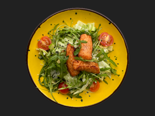 З лососем гриль та авокадо салат