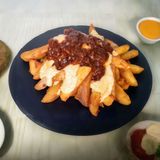 Patatas Bañadas Con Muchísimo Queso Fundido