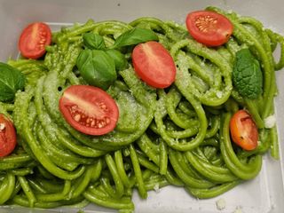 WEGE Spaghetti w sosie szpinakowym z Mascarpone, suszonymi pomidorami Grana Padano, pomidorkiem koktajlowym i bazylią