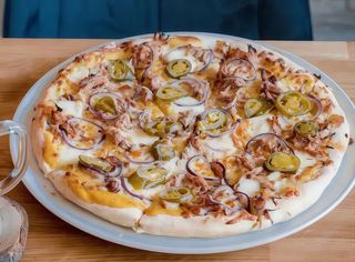 32.PIZZA PULLED PORK (ostra) 33cm.