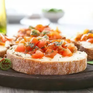 Pan con ajo con queso y tomate