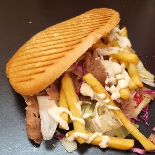 Kebab w bułce z frytkami