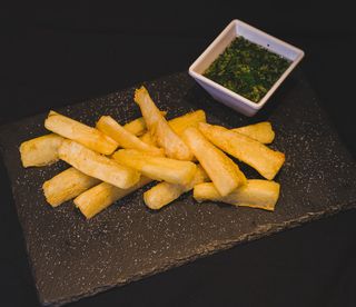 Yuquitas Fritas Con Salsa De Queso