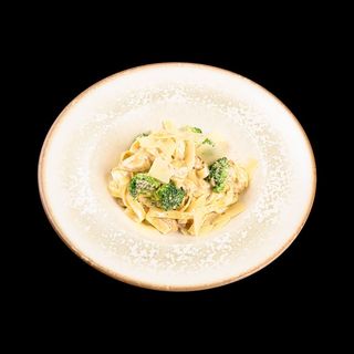 ТАЛИАТЕЛИ С КРЕХКО ПИЛЕШКО, БРОКОЛИ, СМЕТАНА И ПАРМЕЗАН (400г)