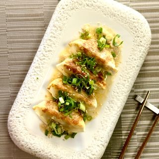 Gyozas de verduras con salmorejo canario (4uds)