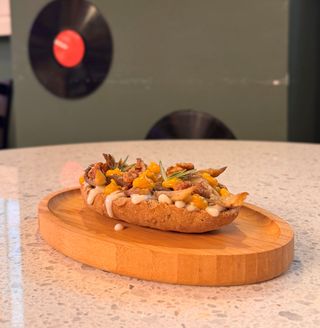 Frisella con cremoso all'Asiago e funghi