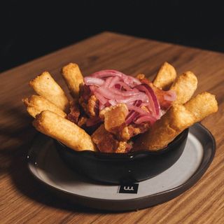 > CHICHARRON CON YUCA