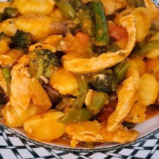 Ñoquis con pollo y verduras