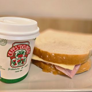 SÁNDWICH jamon york y queso, café 
