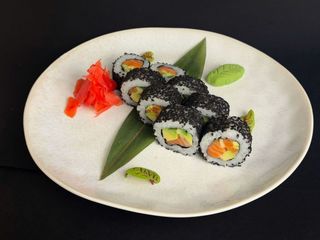 Сяке ролл в кунжуті