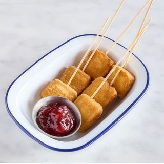 Camembert frito con salsa de frambuesa (plato)