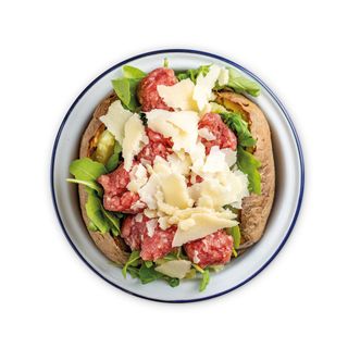 Salsiccia cruda, rucola, grana