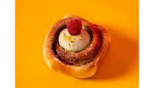 Bułka pistacjowo-malinowa