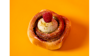 Bułka pistacjowo-malinowa