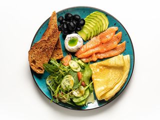 Італійський сніданок зі слабосоленим лососем